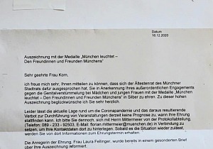 Fadumo Korn wird von der Stadt München mit der Medallie "München leuchtet - Den Freundinnen und Freunden Münchens" in Silber geehrt
